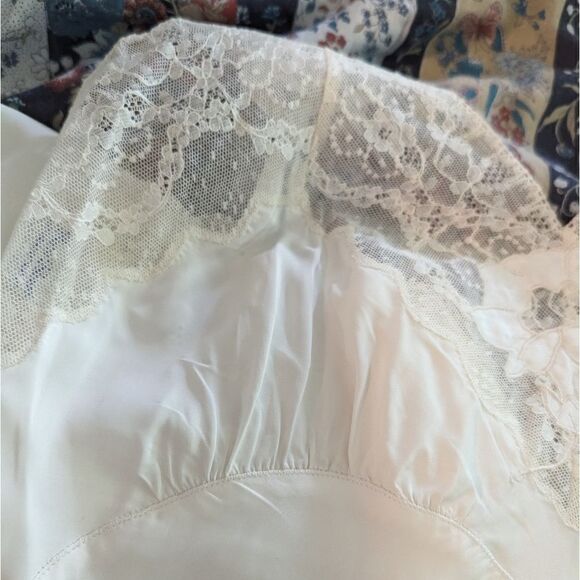 vintage women's 60s white nylon gown slip with lace details - Picture 5 of 11